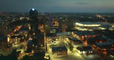 Lexington Kentucky 'nin şehir merkezindeki yüksek ofis binaları. Amerikan megapolis 'i ve geceleri finans bölgesi..
