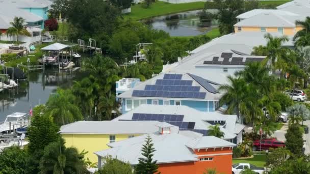 Casas Residenciales Florida Con Techos Solares Paneles Fotovoltaicos Para Producir — Vídeos de Stock