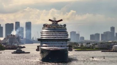 Büyük yolcu gemisi Miami limanından ayrılırken duman emisyonuyla atmosferi kirletiyor. Seyahat endüstrisi konseptinden doğaya küresel hasar