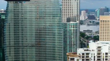 Miami City, Florida, ABD 'nin finans merkezindeki cam gökdelen binasına yansıyor. Güneşli bir günde Amerikan şehir manzarası