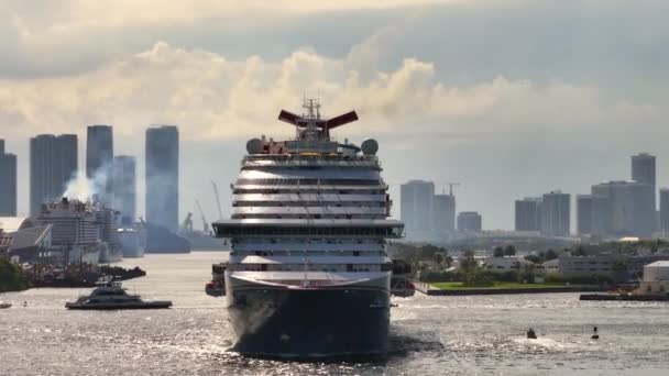 マイアミ港から出発する際に 大規模なクルーズライナーが煙の放出で大気を汚染している クルーズ業界のコンセプトから自然へのグローバルダメージ — ストック動画