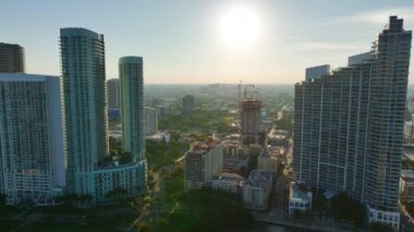 Amerikan kentsel bölgesinde yeni bir yerleşim yeri. Miami, Florida 'da endüstriyel inşaat alanında vinçler. ABD 'de konut büyümesi kavramı.