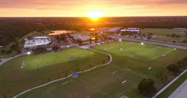 Люди Грають Футбол Освітленому Громадському Стадіоні Заході Сонця Активний Спосіб — стокове відео