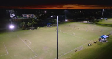 Kuzey Port, Florida 'da halk sporları sahasında çocuklar çim futbol stadyumunda futbol oynuyor. Açık hava aktiviteleri konsepti.