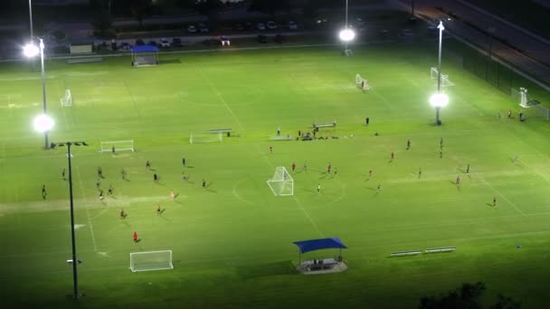Estadio Público Deportes Con Jóvenes Jugando Fútbol Por Noche Concepto — Vídeo de stock