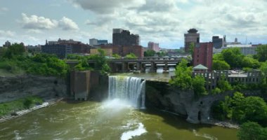 Genesee Nehri üzerinde High Falls ile Rochester şehri manzarası. Tarihsel kuzeydoğu mimarisi olan New York şehir merkezi..