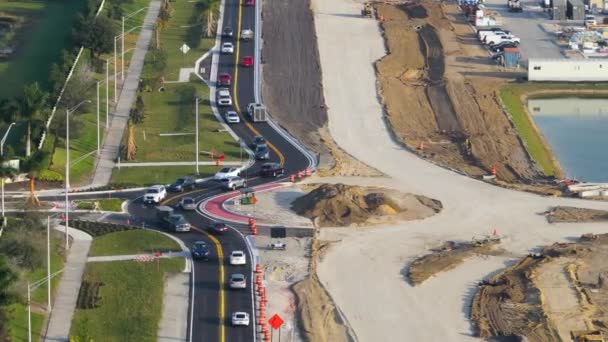 플로리다 포트에있는 교차로 건설에 움직이는 차량으로 서클의 교차로 — 비디오