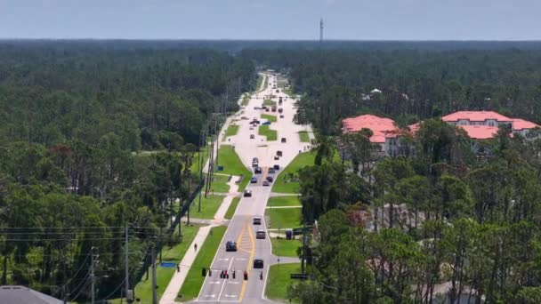 Landstraße Mit Fahrenden Autos Einer Amerikanischen Kleinstadt Florida Privathäuser Zwischen — Stockvideo