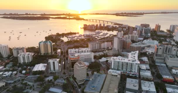 フロリダ州サラソータは 高価なウォーターフロントの高層ビルで日没しています アメリカの都市旅行先 — ストック動画
