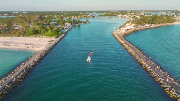Wybrzeże Morskie Pobliżu Wenecji Floryda Białymi Jachtami Motorówkami Pływającymi Falach — Wideo stockowe