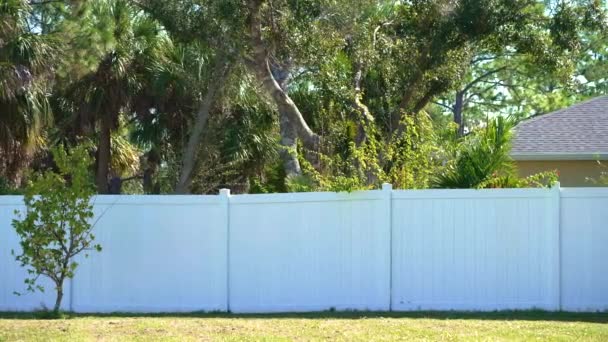 Забор Виниловой Доски Дворе Флориды Белые Пластмассовые Ограждения Защиты Территории — стоковое видео