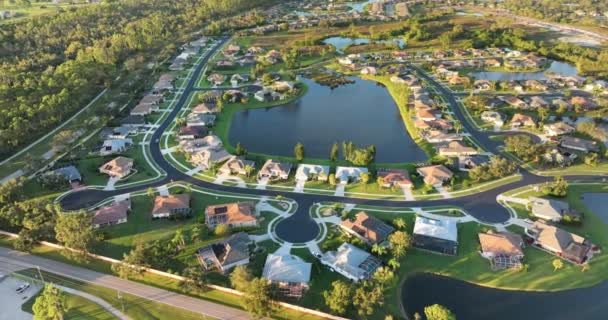 フロリダ南部の高価なウォーターフロントハウスを持つ裕福な地区 米国のプレミアム住宅市場の開発 — ストック動画