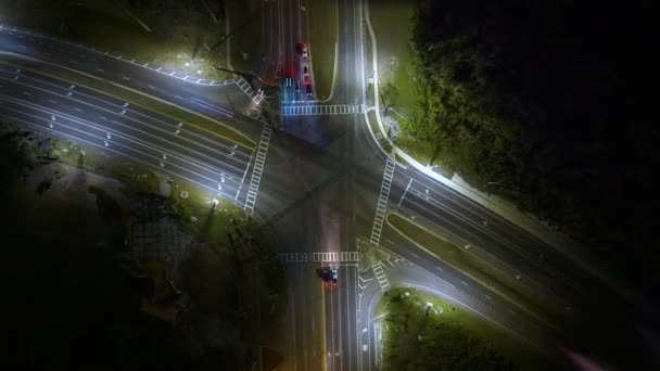 Ampla Intersecção Ruas Com Semáforos Carros Movimento Noite Prazo Transporte — Vídeo de Stock