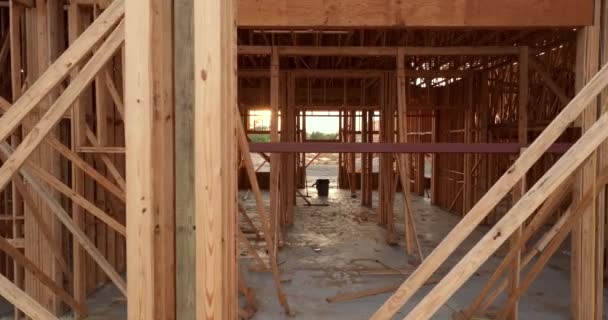 Yeni Gelişmekte Olan Banliyö Bölgesinde Ahşap Apartman Inşaatı Devam Ediyor — Stok video