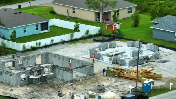 공사의 새로운 노동자 설치에 콘크리트 가정의 불완전 프레임의 산업용 — 비디오