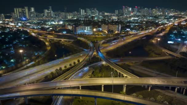 Американское Шоссе Перекрёсток Ночью Быстрыми Автомобилями Майами Флорида Временной Интервал — стоковое видео