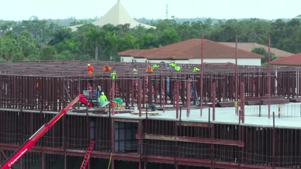 Trabajos Construcción Paredes Metálicas Edificios Comerciales Trabajadores Cuello Azul Sitio — Vídeo de stock