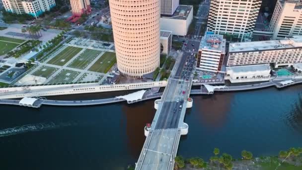 フロリダ州タンパ市のダウンタウン地区にある現代的な高層ビル ストリートトラフィック 歩行者川遊歩道 ビジネス金融地区を持つアメリカのメガポリス — ストック動画