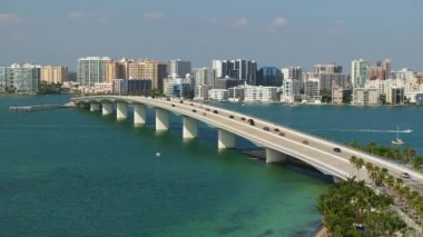 ABD 'de konut ve ulaşım geliştirme. Sarasota şehrinin üstünde, Florida kıyı şeridi yüksek binalar ve John Ringling Geçidi şehir merkezinden St. Armands Key 'e gidiyor.