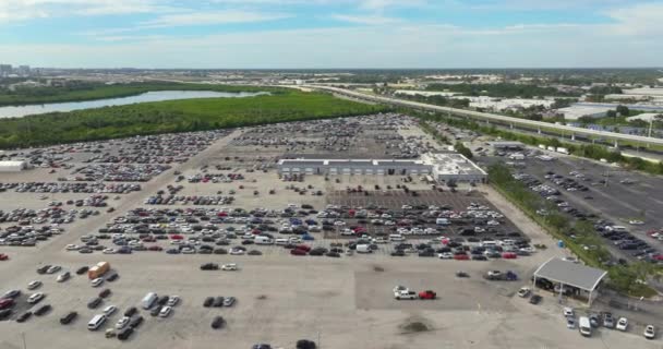 Estacionamento Revendedor Com Carros Usados Estacionados Prontos Para Venda Leilão — Vídeo de Stock
