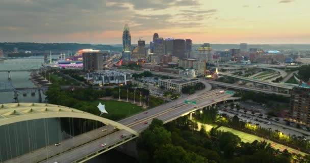 Dzielnica Śródmieścia Cincinnati Ohio Usa Zachodzie Słońca Ruchem Samochodowym Moście — Wideo stockowe