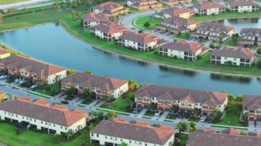 Florida 'nın kapalı banliyö bölgesindeki su baskınlarını önlemek için aile evleri. Amerikan banliyölerinde gayrimenkul geliştirme.