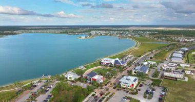 Küçük otonom bir kasabada, güneş çatısı olan Florida ofis binaları. Temiz ekolojik elektrik enerjisi üretmek için mavi fotovoltaik paneller
