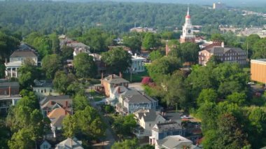 Macon 'da büyük Viktorya dönemi evleri, Gürcistan' ın eski tarihi kenti. Güney Amerika mimarisi.
