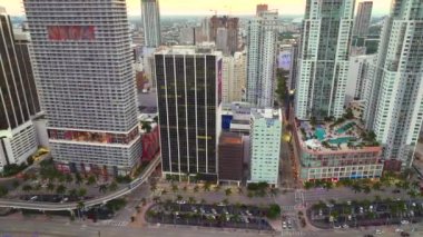 Miami Brickell, Florida, ABD. Şehir merkezinin hava manzarası, yüksek gökdelen binaları, arabalı caddeler ve modern Amerikan şehir merkezinde metro trafiği..