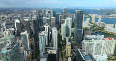 Miami Brickell, Florida, ABD. Şehir merkezindeki beton ve cam gökdelen binaların yukarıdan görüntüsü. Güneşli bir günde iş dünyasının finans bölgesiyle Amerikan megapolis 'i
