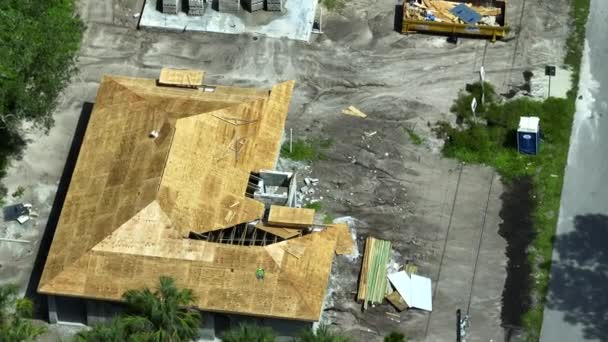 フロリダの静かな農村地域で建設中の木製屋根構造の私有の家 不動産開発コンセプト — ストック動画