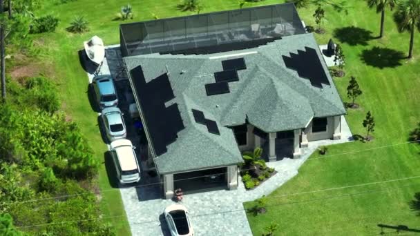 Casa Residencial Nos Eua Com Telhado Coberto Com Painéis Solares — Vídeo de Stock