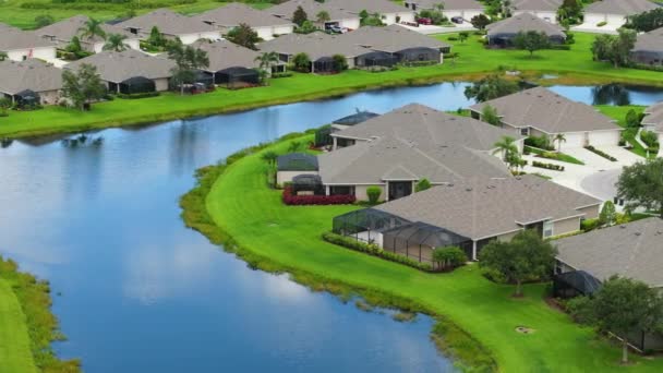フロリダ州南西部の小さな町にある住宅 アメリカの郊外における不動産開発の例としてのアメリカの夢の家 — ストック動画