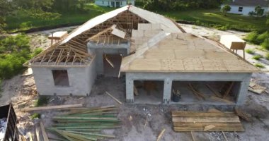 Yeni ev inşaatında çatı inşaatı. Florida 'nın banliyö bölgesinde yerleşim yerinin tamamlanmamış kontrplak çatısı. Konut geliştirme kavramı.