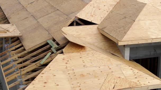新しい家の建物の場所の屋根の構造 フロリダ郊外の住宅の未完成の合板屋根 住宅開発コンセプト — ストック動画