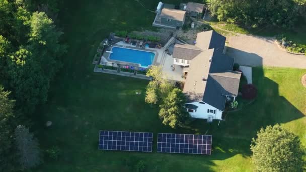 裏庭のスタンドアロンのフレームに取り付けられたクリーンなエコエネルギーを生成するためのソーラーパネル 自律的な家の概念 — ストック動画