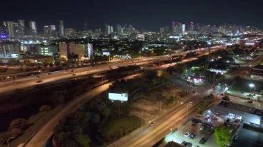 ABD ulaşım altyapısı konsepti. Miami City, Florida 'daki Amerikan kavşağından gece hızlı hareket eden arabalar ve kamyonlarla.