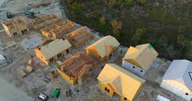 Yeni gelişmekte olan banliyö bölgesinde ahşap evler inşa ediliyor. Amerikan banliyölerinde konut geliştirme. ABD 'de emlak piyasası