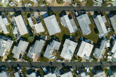 Ian Kasırgası 'nın Florida' daki yerleşim alanlarını silip süpürmesinden sonra çok kötü hasar görmüş mobil evlerin hava görüntüsü. Doğal afetten sonra.