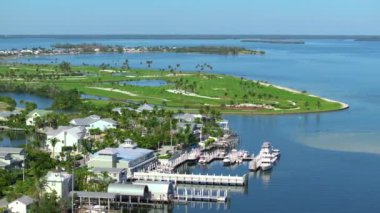 Florida 'nın güneybatısındaki Gasparilla Adası' nda küçük bir kasaba olan Boca Grande 'de yeşil çimlerle çevrili büyük bir golf sahası. Zengin insanlar için açık hava aktiviteleri.