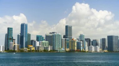 Florida, ABD 'de Miami Brickell şehir merkezindeki beton ve cam gökdelen binaları. Güneşli bir günde iş dünyasının finans bölgesiyle Rıhtımlı Amerikan megapolis 'i.