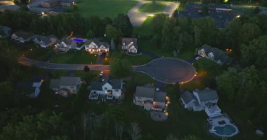 Cul de Sac sokağı çıkmaz sokak ve Rochester, New York 'taki kırsal banliyöde özel evler. Geniş arka bahçeli lüks banliyö evleri.