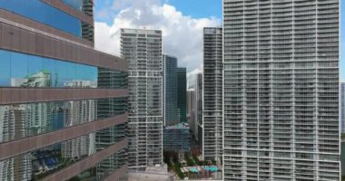 Florida, ABD 'deki Miami City' nin şehir merkezi finans bölgesi. Modern Amerikan megapolis 'indeki yüksek gökdelenli binaların kentsel manzarası