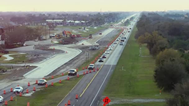 Autorijden Weg Aanbouw Verkeersinfrastructuur Bouwen Amerikaanse Snelweg Met Rijdende Auto — Stockvideo