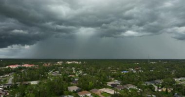 Yaz fırtınası sırasında Florida banliyölerinde sağanak yağış.