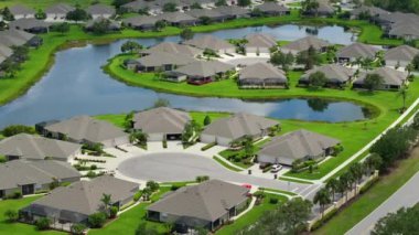 Florida, North Port 'taki banliyö yerleşim birimlerinde. Kırsal kesimde düşük yoğunluklu özel evler. ABD 'de konut piyasası.