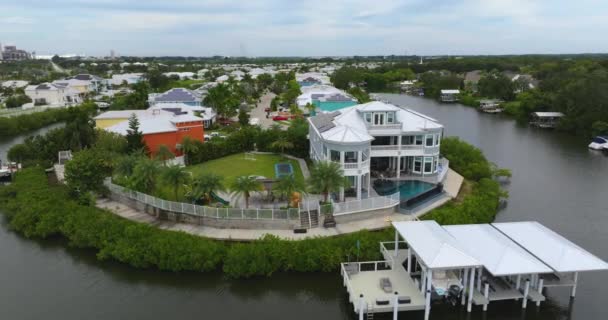 Gazdag Környék Drága Lakóházakkal Délnyugat Floridában Gazdag Vízparti Külvárosi Terület — Stock videók