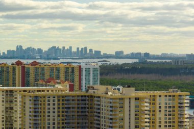 Atlantik Okyanusu kıyısındaki lüks otelleri ve apartmanları olan Sunny Isles Beach şehrinin hava manzarası. Güney Florida 'daki Amerikan turizm altyapısı.