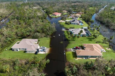 Doğal afet sonrası. Florida yerleşim bölgesinde Ian kasırgası ile sel basmış evler..