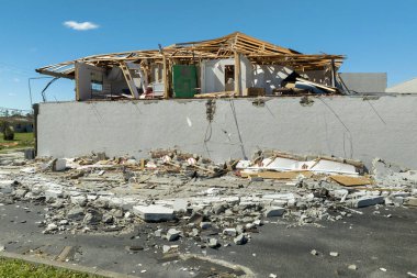 Doğal afetin sonuçları. Florida 'daki Ian Kasırgası' ndan sonra kiremitleri kırılmış ve duvarları kırılmış..